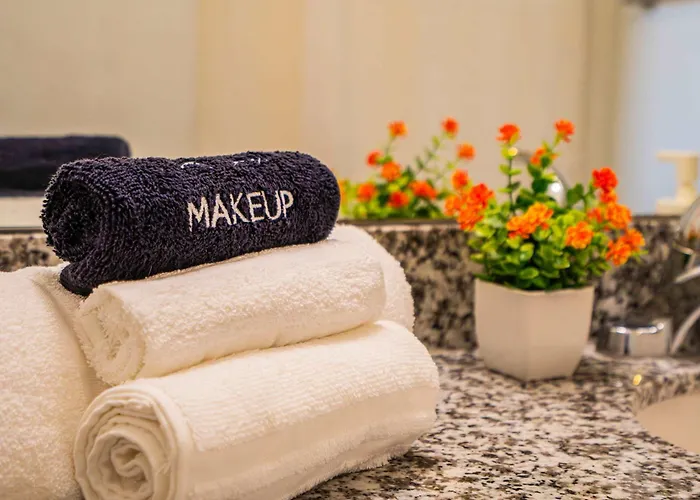 Elegant 2bd - Cdt - Gym, Pool, Parking - Sleep 8 *