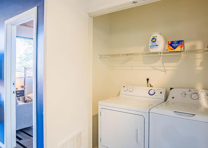 Elegant 2bd - Cdt - Gym, Pool, Parking - Sleep 8 Phoenix