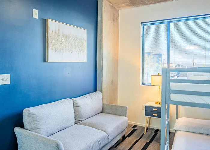 Elegant 2bd - Cdt - Gym, Pool, Parking - Sleep 8 Phoenix