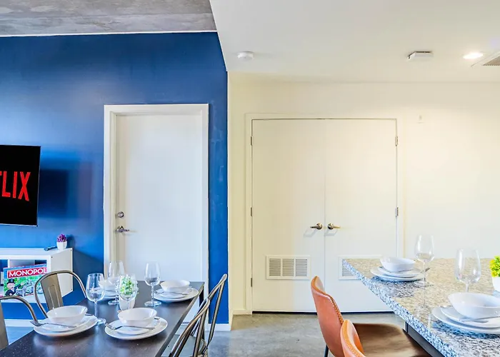 Elegant 2bd - Cdt - Gym, Pool, Parking - Sleep 8 Apartment *