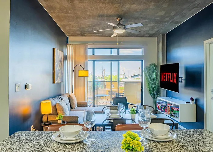 Elegant 2bd - Cdt - Gym, Pool, Parking - Sleep 8 Apartment Phoenix
