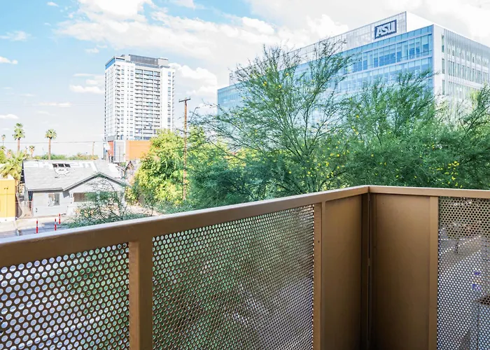 Elegant 2bd - Cdt - Gym, Pool, Parking - Sleep 8 Phoenix