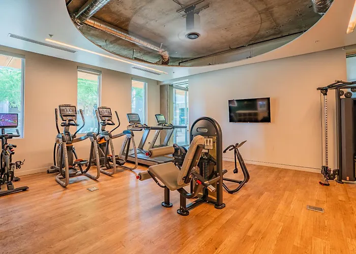 Elegant 2bd - Cdt - Gym, Pool, Parking - Sleep 8 * Phoenix