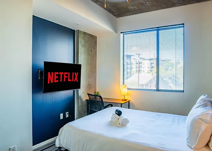 Elegant 2bd - Cdt - Gym, Pool, Parking - Sleep 8 Apartment