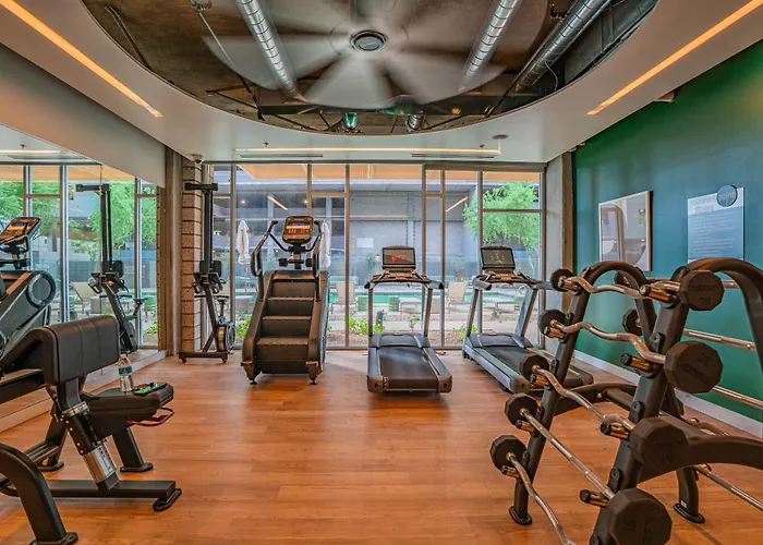 Elegant 2bd - Cdt - Gym, Pool, Parking - Sleep 8 *
