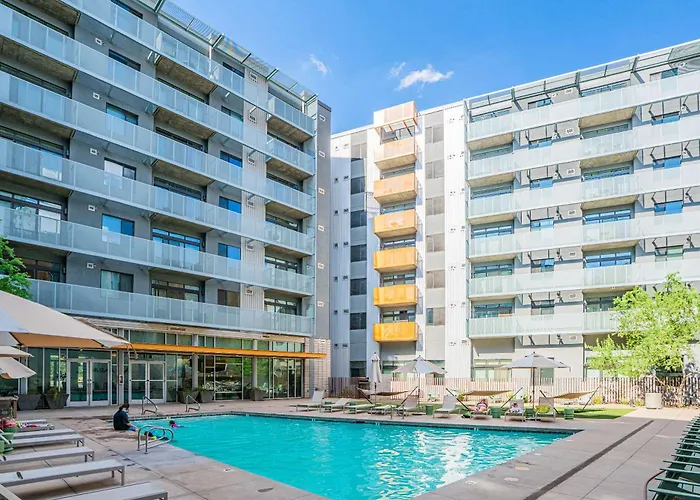 Elegant 2bd - Cdt - Gym, Pool, Parking - Sleep 8 *