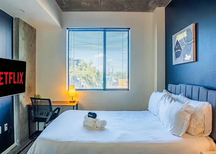 Elegant 2bd - Cdt - Gym, Pool, Parking - Sleep 8 Phoenix